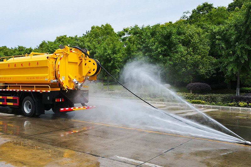 Sinotruk Haoman Vacuum Truck (Side-mounted Tank) with a 4-cubic-meter clean water tank and a 9-cubic-meter wastewater tank