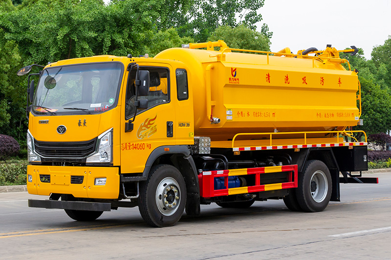Sinotruk Haoman Vacuum Truck (Side-mounted Tank) with a 4-cubic-meter clean water tank and a 9-cubic-meter wastewater tank