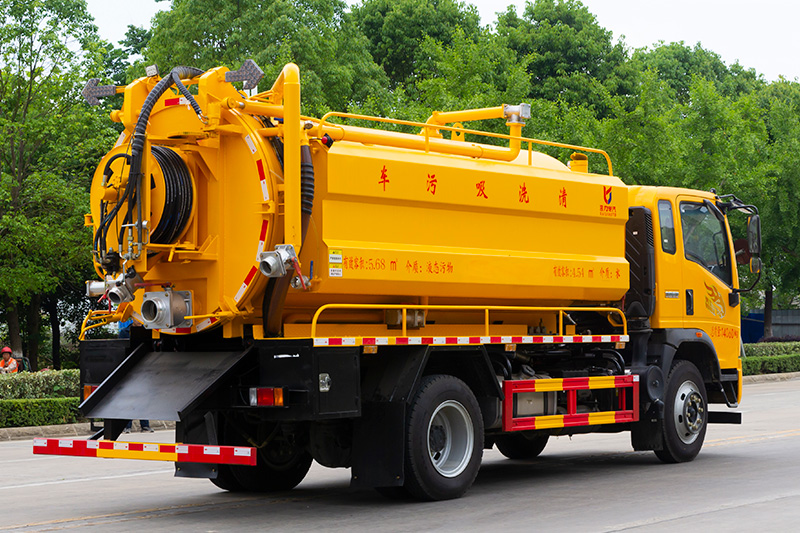 Sinotruk Haoman Vacuum Truck (Side-mounted Tank) with a 4-cubic-meter clean water tank and a 9-cubic-meter wastewater tank