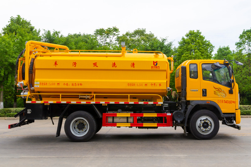 Sinotruk Haoman Vacuum Truck (Side-mounted Tank) with a 4-cubic-meter clean water tank and a 9-cubic-meter wastewater tank