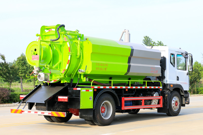 Dongfeng DoriKa D9 Water Tank and Vacuum Truck (Side-mounted Water Tank) with a 4.2-cubic-meter clean water tank and an 8-cubic-meter wastewater tank