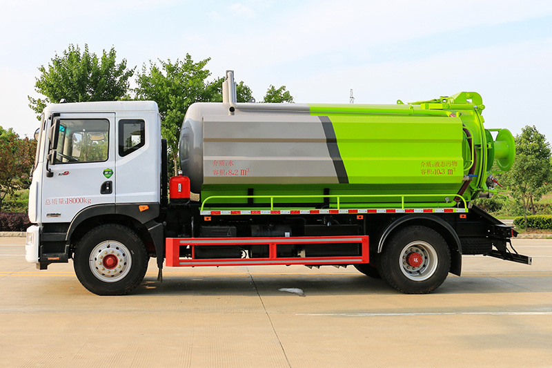 Dongfeng DoriKa D9 Water Tank and Vacuum Truck (Side-mounted Water Tank) with a 4.2-cubic-meter clean water tank and an 8-cubic-meter wastewater tank