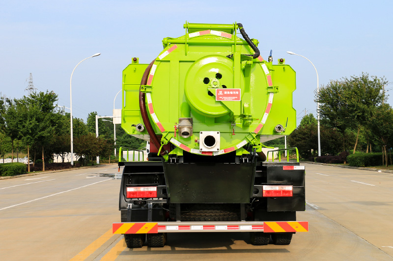Dongfeng DoriKa D9 Water Tank and Vacuum Truck (Side-mounted Water Tank) with a 4.2-cubic-meter clean water tank and an 8-cubic-meter wastewater tank
