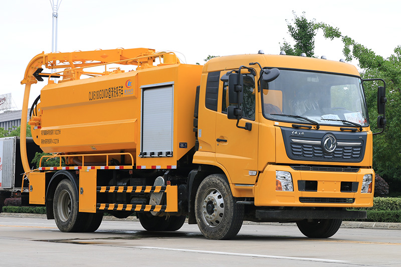 Dongfeng Tianjin Cleaning and Sewage Suction Truck (with rotating boom mount) (side-mounted water tank) 4-cubic-meter clean water tank, 9.2-cubic-meter sewage tank