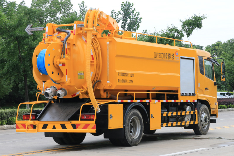 Dongfeng Tianjin Cleaning and Sewage Suction Truck (with rotating boom mount) (side-mounted water tank) 4-cubic-meter clean water tank, 9.2-cubic-meter sewage tank