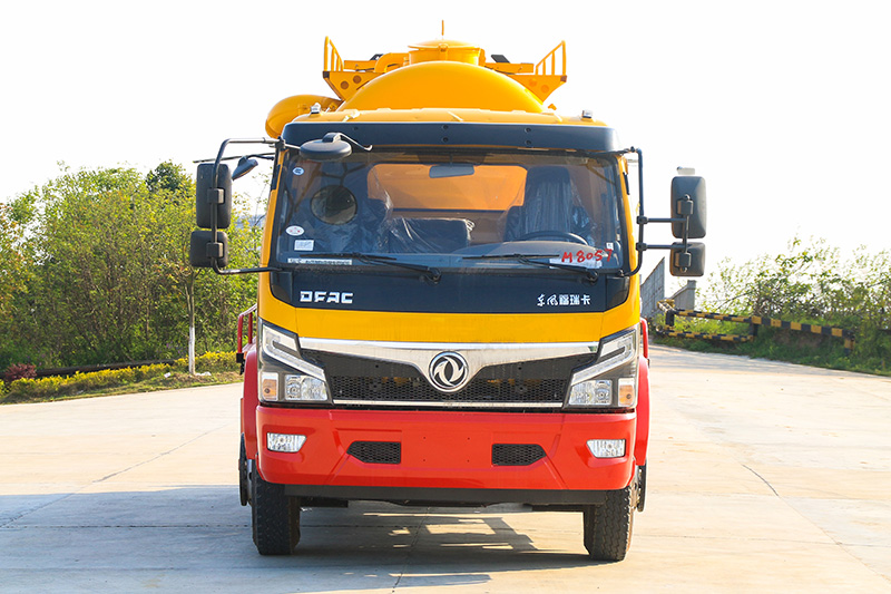 Dongfeng Dafurika Cleaning and Vacuum Truck (Integrated Tank) 7.5 cubic meters