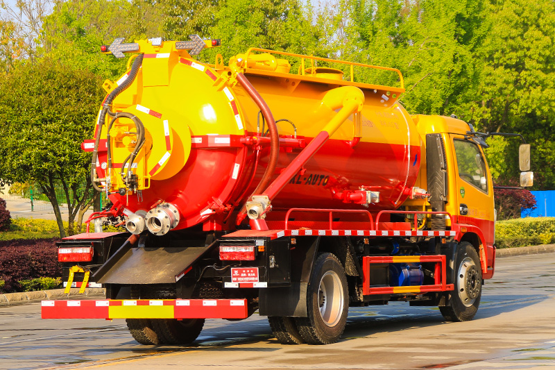 Dongfeng Dafurika Cleaning and Vacuum Truck (Integrated Tank) 7.5 cubic meters
