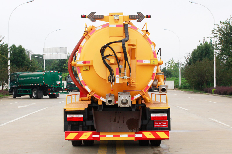 Dongfeng Dafurika Cleaning and Sewage Suction Truck (Integrated Tank) 10.5 cubic meters