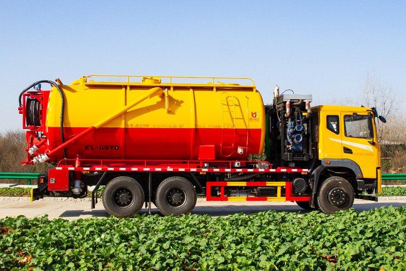 Dongfeng Huasheng T5 Cleaning and Sewage Suction Truck (Integrated Tank) with a 5-cubic-meter fresh water tank and a 16-cubic-meter sewage tank