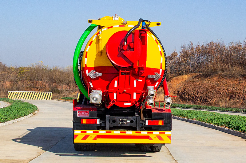 Dongfeng Huasheng T5 Cleaning and Sewage Suction Truck (Integrated Tank) with a 5-cubic-meter fresh water tank and a 16-cubic-meter sewage tank